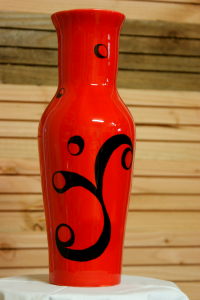 vase rouge vif avec motif